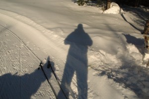 Våre egne skygger og ei rundkjøring for skiløpere var det som var å se på Dypingkollen.